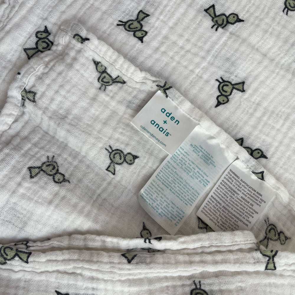ADEN & ANAIS NWOT 100% Cotton Muslin Gender neutral Bird Print Swaddle Blanket